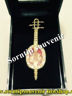 เข็มกลัดลายเครื่องดนตรี (พิณ)