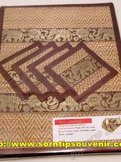 เซ็ตที่รองจาน ที่รองแก้วเสื่อกกสีเลือดหมู 4 ที่ ของที่ระลึกไทย