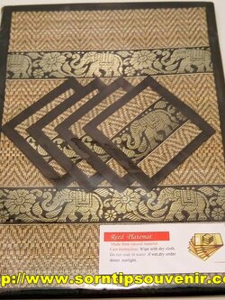 เซ็ตที่รองจาน ที่รองแก้วเสื่อกกสีน้ำตาลเข้ม 4 ที่ ของที่ระลึกไทย