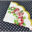 กระดาษแนปกิ้นวงกลม ลายกุหลาบสีแดง พื้นหลังสีขาว ขอบสีทอง