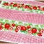 กระดาษแนปกิ้นยุโรป, ลายต้นสตรอเบอรี่ใบสีเขียว, ผล strawberryสีแดง, ดอกสีขาว, ติดกันเป็นแถว, ลายตารางแดงขาว, สก็อตแดงขาว, ลายผลไม้, พื้นหลังสีขาว, ลายสตรอเบอร์รี่