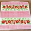 กระดาษแนปกิ้นยุโรป, ลายต้นสตรอเบอรี่ใบสีเขียว, ผล strawberryสีแดง, ดอกสีขาว, ติดกันเป็นแถว, ลายตารางแดงขาว, สก็อตแดงขาว, ลายผลไม้, พื้นหลังสีขาว, ลายสตรอเบอร์รี่