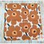 กระดาษแนปกิ้น ลายUNIKKO terracotta ลายดอกไม้ ลายของ marimekko ลายดอกไม้สีน้ำตาล น้ำตาลส้ม สีอิฐ ก้านและเกสรสีดำ พื้นหลังสีครีม